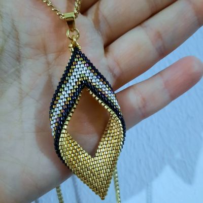 سلسال مخطط بتصميم ورق الشجر من خرز الميوكى