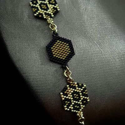 مجموعة بتصميم جلد النمر من خرز الميوكى