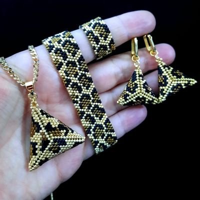 مجموعة بتصميم جلد النمر المثلثة من خرز الميوكى