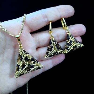 مجموعة بتصميم جلد النمر المثلثة من خرز الميوكى