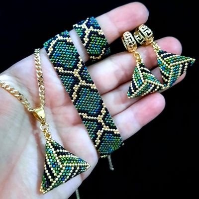 طقم بتصميم نمط جلد الثعبان باللون الأخضر من خرز الميوكى