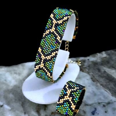طقم بتصميم نمط جلد الثعبان باللون الأخضر من خرز الميوكى