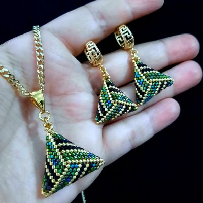 طقم بتصميم نمط جلد الثعبان باللون الأخضر من خرز الميوكى