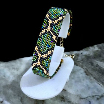 طقم بتصميم نمط جلد الثعبان باللون الأخضر من خرز الميوكى