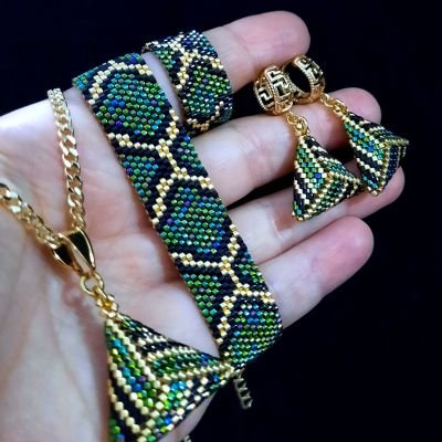 طقم بتصميم نمط جلد الثعبان باللون الأخضر من خرز الميوكى