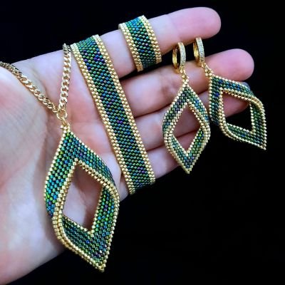 طقم بتصميم ورق الشجر باللون الاخضر من خرز الميوكى