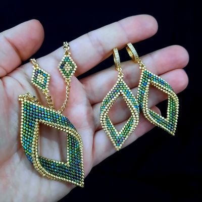 طقم بتصميم ورق الشجر باللون الاخضر من خرز الميوكى