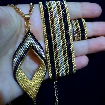 طقم مخطط بتصميم ورق الشجر من خرز الميوكى