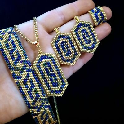 طقم بتصميم نمط هندسى عربى باللون الأزرق والذهبى من خرز الميوكى