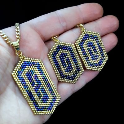 طقم بتصميم نمط هندسى عربى باللون الأزرق والذهبى من خرز الميوكى