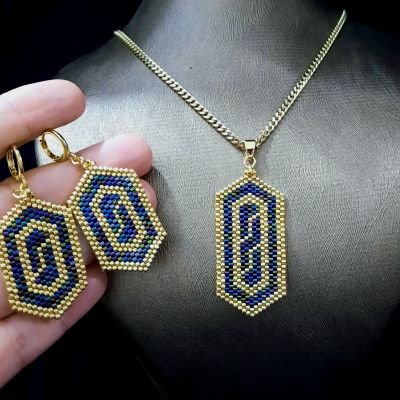 طقم بتصميم نمط هندسى عربى باللون الأزرق والذهبى من خرز الميوكى