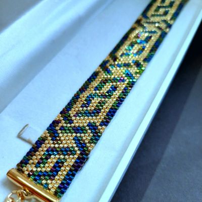 طقم بتصميم نمط هندسى عربى باللون الأزرق والذهبى من خرز الميوكى