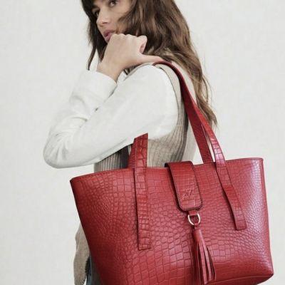 شنطه من الجلد الطبيعي 