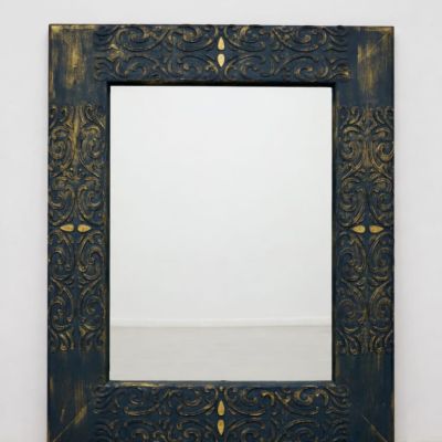 مرآة بإطار زيتي اللون محفور ومعتّق بالذهبي