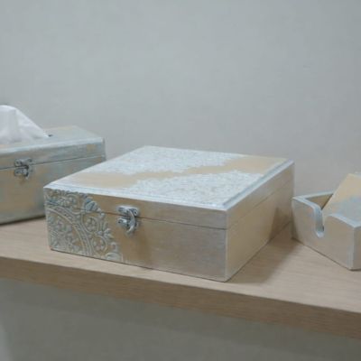 طقم مكون من صندوق شوكلاتة، علبة مناديل، و6 كوسترات