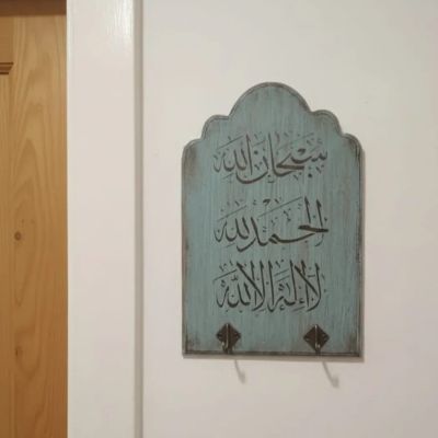 A beautiful and simple wooden key holder