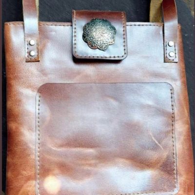 شنطة توت باج لون عسلي حجم وسط 