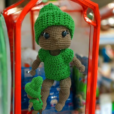 دمية كروشيه بقبعة خضراء