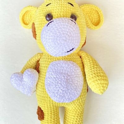 دمية زرافة محشوة مصنوعة بفن الكروشيه