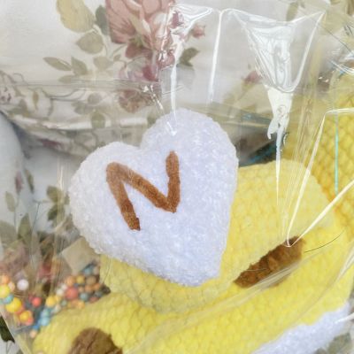 دمية زرافة محشوة مصنوعة بفن الكروشيه