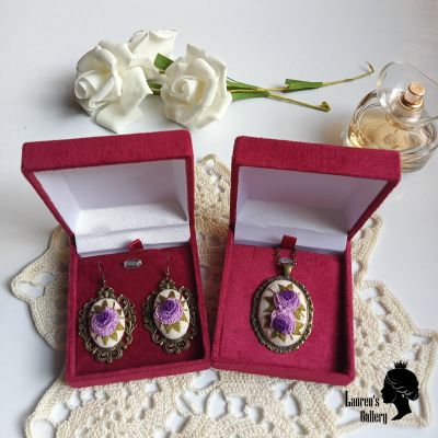 Embroidery necklace & Earrings 