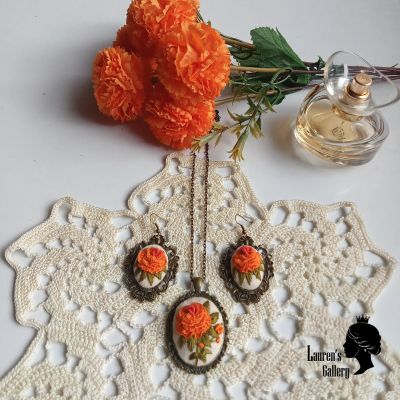 Embroidery necklace and its earing 
