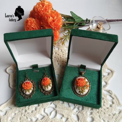 Embroidery necklace and its earing 