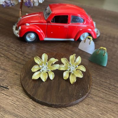 Gold Flower Earrings &ndash; Color Resistant