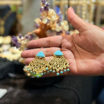 حلق نحاس مطلي ذهب عيار 21 بأحجار فيروز طبيعي