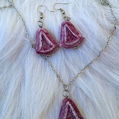 طقم خزفي مكون من عقد وحلق