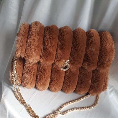   شنطة فرو ناعم بنى