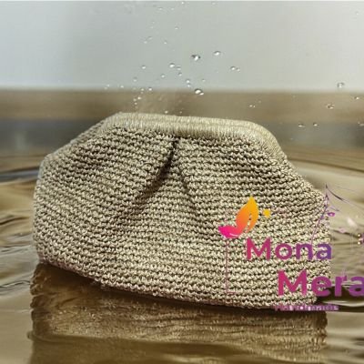 Trendy raffia clutch 