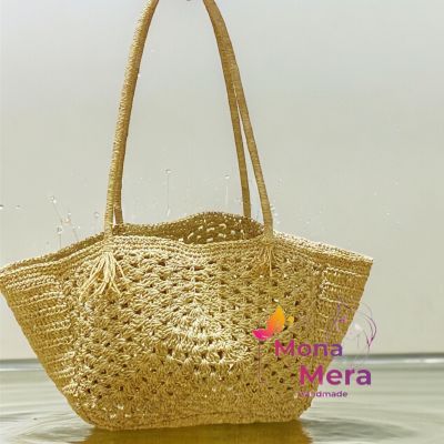 شنطة رافيا كبيرة بشكل مربع من الامام 