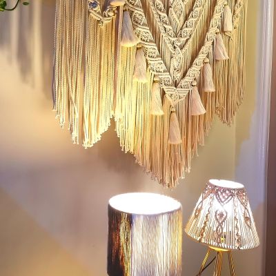 مكرامية كبيرة معلقة على الحائط