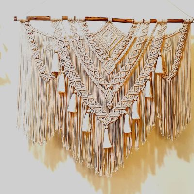 مكرامية كبيرة معلقة على الحائط