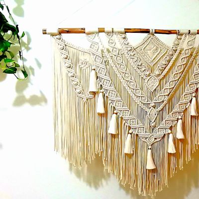 مكرامية كبيرة معلقة على الحائط