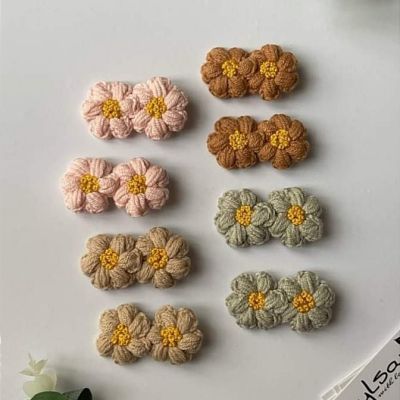 اتنين مشبك وردتين أقحوان