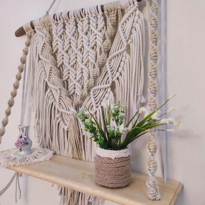 معلقة مكرمية برف خشب