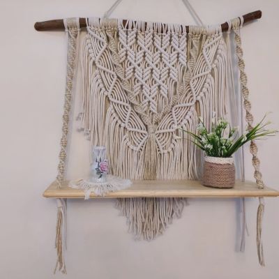 معلقة مكرمية برف خشب