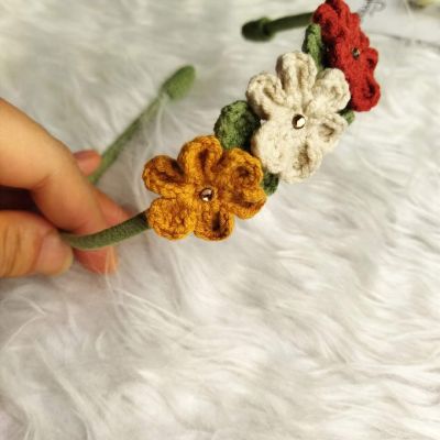 طوق مع ٣ وردات 