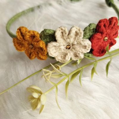 طوق مع ٣ وردات 