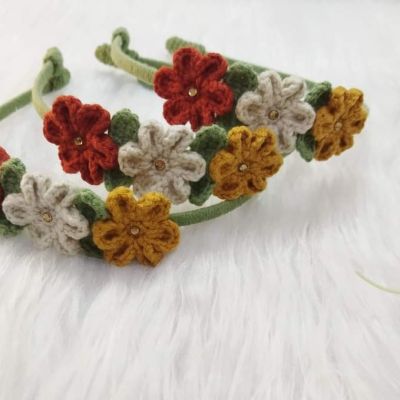 طوق مع ٣ وردات 