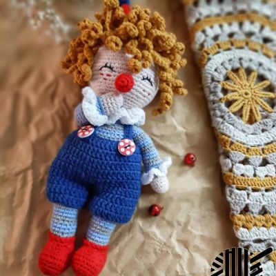 Amigurumi clown