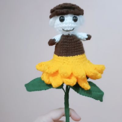 دميه داخل زهره دوار الشمس 