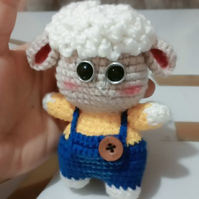 ميدليا شكل خروف كروشيه 