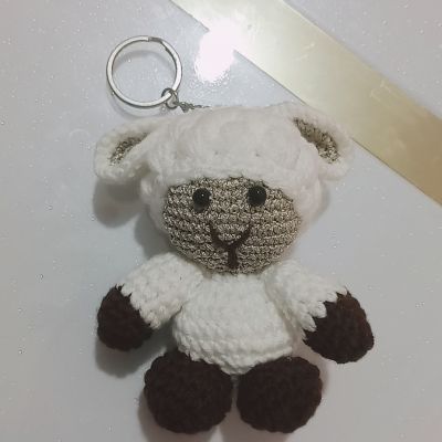 ميدليا شكل خروف صغير كروشيه 