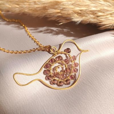 سلسلة من النحاس على شكل طائر