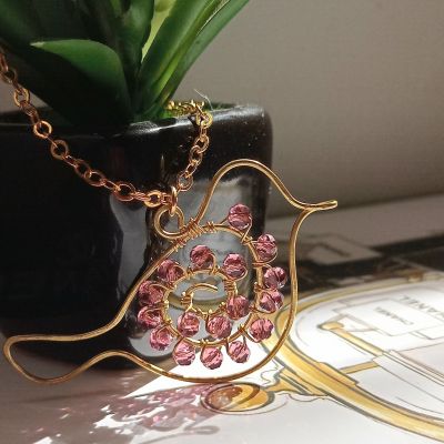 سلسلة من النحاس على شكل طائر