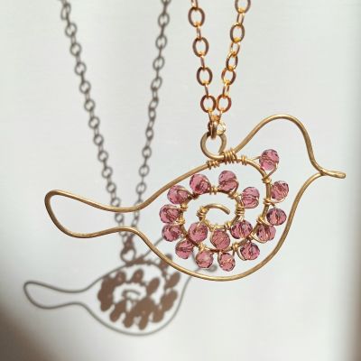 سلسلة من النحاس على شكل طائر