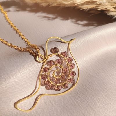 سلسلة من النحاس على شكل طائر